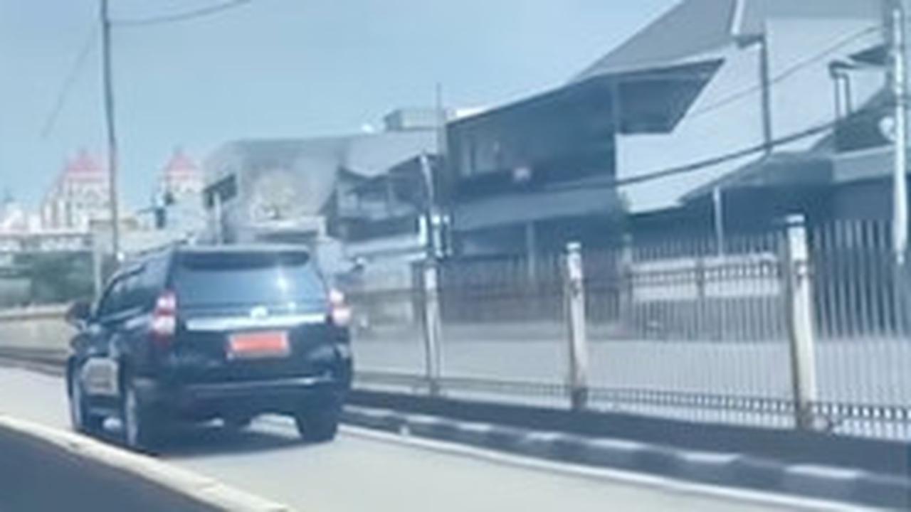 Viral Polisi Hormat ke Mobil Pejabat Langgar Jalur Transjakarta, Ini Penjelasan Dirlantas Polda Metro