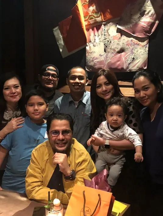 Cut Keke, aktris senior ini dekat dengan istri pertama Malik. Lihat kehangatan keduanya di foto makan malam ini. (Liputan6.com/IG/cutkeke_xavier)
