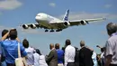 Sebuah Airbus A380-800 bersiap untuk mendarat di Farnborough Airshow di Hampshire, Inggris, (14/7/2014). (AFP PHOTO/Carl Court)