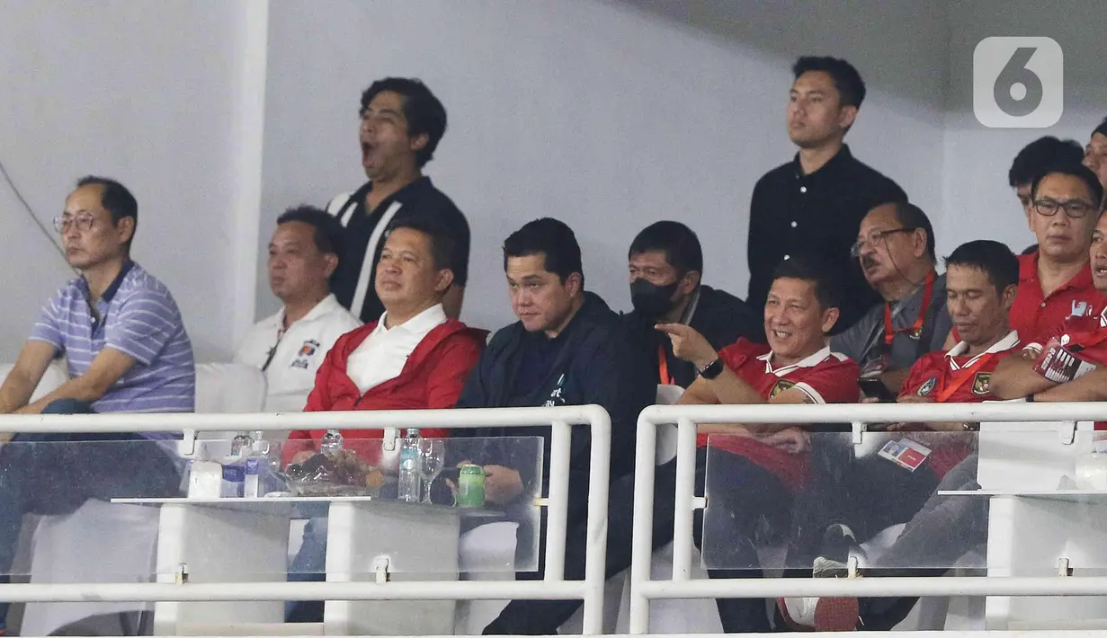 Ketua Umum PSSI, Erick Thohir (tengah depan) menyaksikan langsung laga timnas Indonesia U-20 melawan Selandia Baru U-20 pada turnamen mini International Friendly Match di Stadion Utama Gelora Bung Karno, Minggu (19/2/2023). Timnas Indonesia U-20 gagal melanjutkan kemenangan pada turnamen mini, dan harus mengakui keunggulan Selandia Baru 1-2. (Liputan6.com/Herman Zakharia)