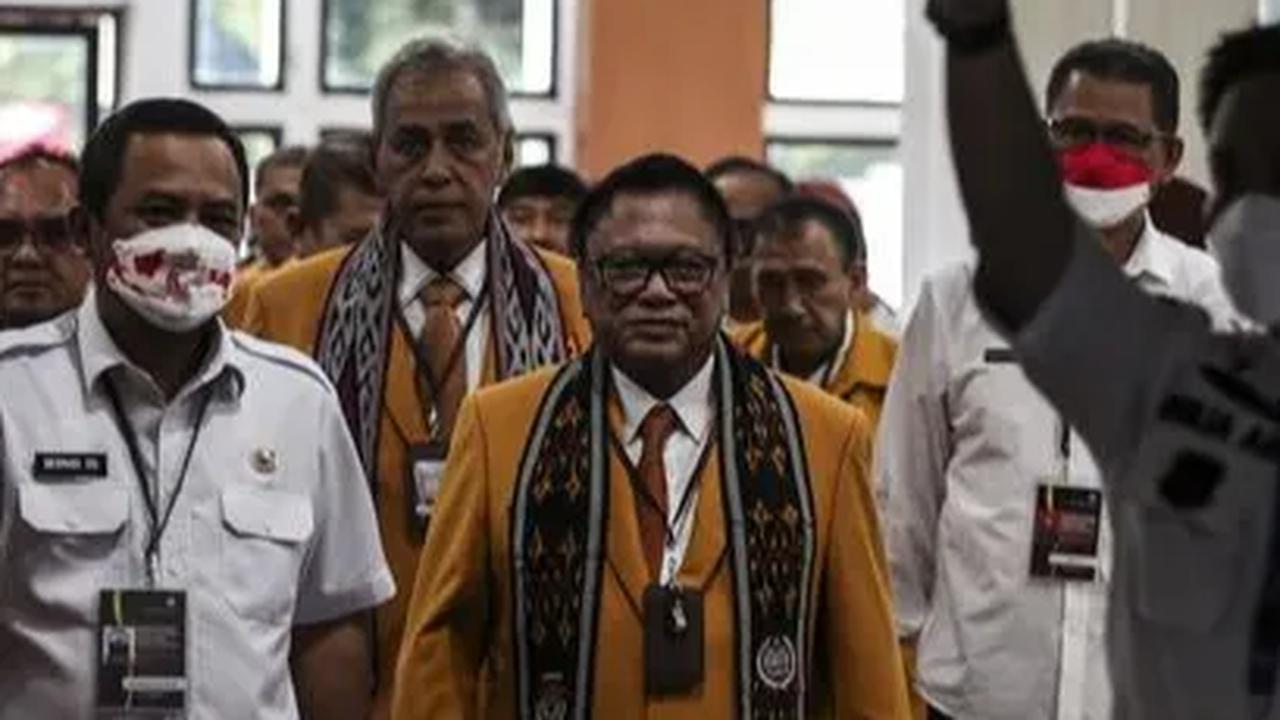 Ketua Umum PDI Perjuangan Megawati Soekarnoputri bertemu Bakal Capres PDI Perjuangan Ganjar Pranowo dan Ketua Umum Partai Hanura Oesman Sapta Odang (OSO) di kantor DPP PDIP, Jalan Diponegoro, Jakarta, Senin (28/8)