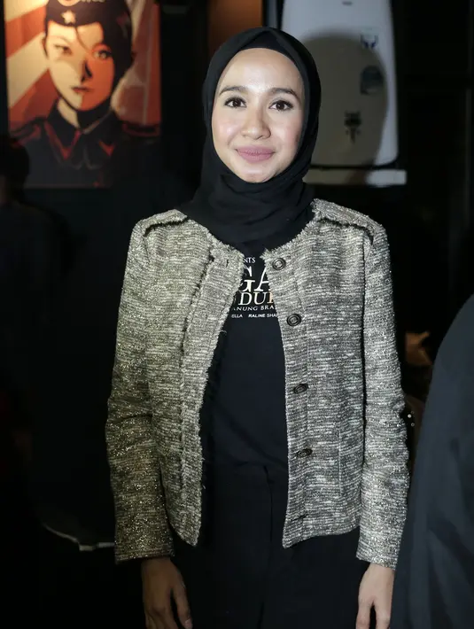 Saat ditanyakan persiapan nikah bersama dengan Afifudin, ia malah menjawab dengan kegiatan syuting Surga Yang Tak Dirindukan 2. Ia lebih banyak menceritakan kegiatannya sekarang. (Galih W. Satria/Bintang.com)