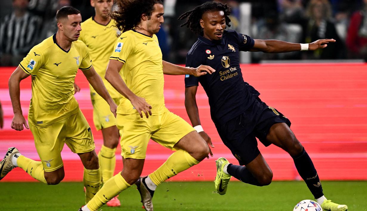 Juventus dan Lazio beberapa kali terlibat aksi saling adu serang. (MARCO BERTORELLO/AFP)