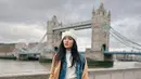 Febby Rastanty tampil stylish dengan padu padan coat winter dengan denim outfit saat liburan di London. [Instagram].