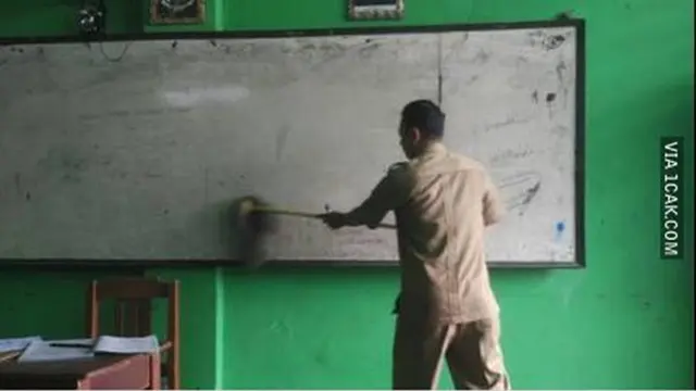 8 Potret Kocak Kelakuan Guru Waktu di Sekolah Ini Bikin Tepuk Jidat