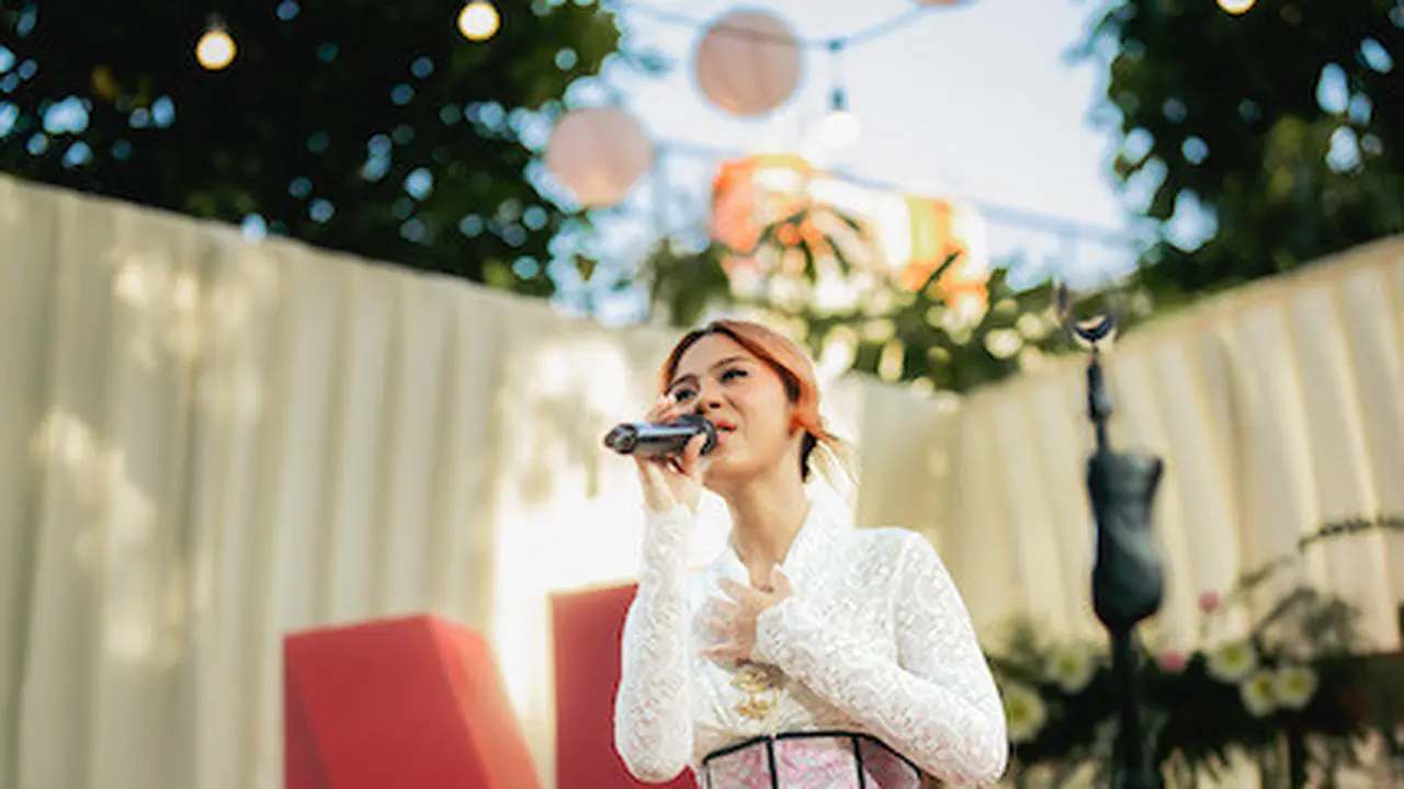 Nadin Amizah bawakan lagu tema serial Gadis Kretek. (Foto: Netflix)
