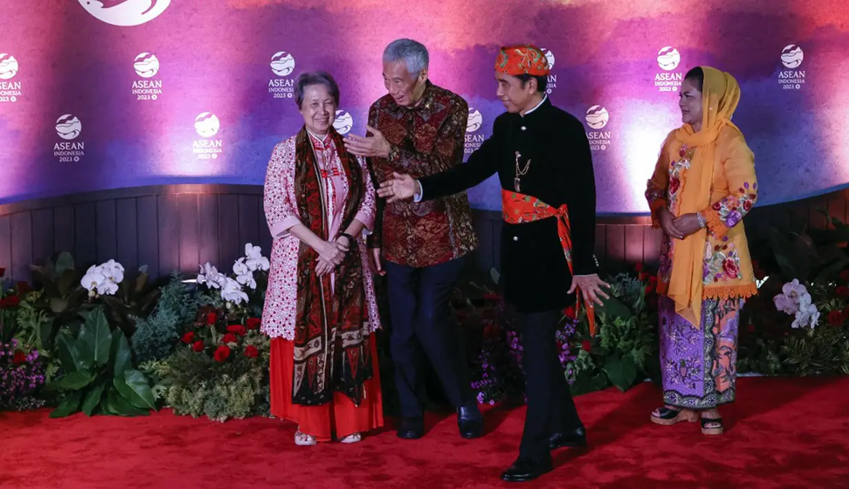 Perdana Menteri Singapura Lee Hsien Loong (kedua kiri) dan istrinya Ho Ching (kiri) disambut oleh Presiden Indonesia Joko Widodo atauv Jokowi (kedua kanan) dan Ibu Negara Iriana Widodo pada gala dinner KTT ke-43 ASEAN di Jakarta, Indonesia, Rabu (6/9/2023). (Mast IRHAM/POOL/AFP)