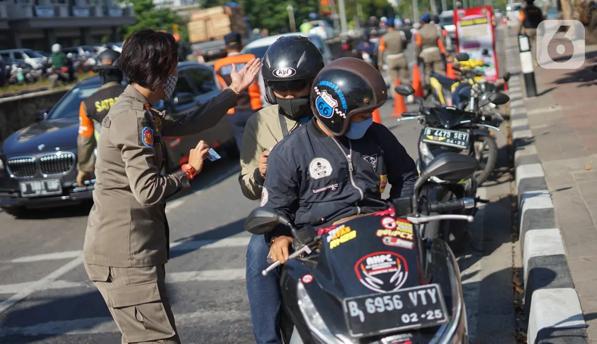 Petugas Satpol PP memeriksa pengendara motor saat operasi kepatuhan disiplin masker di kawasan Waduk Sunter, Jakarta, Selasa (8/9/2020). Operasi yang rutin diadakan setiap hari tersebut dilakukan guna menekan penyebaran COVID-19. (Liputan6.com/Immanuel Antonius)