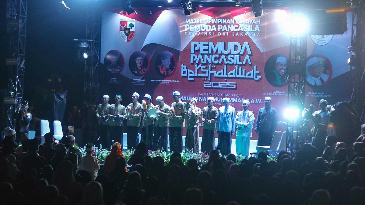 FOTO: Ribuan Warga Padati Tugu Proklamasi, Pemuda Pancasila Gelar Doa untuk Negeri