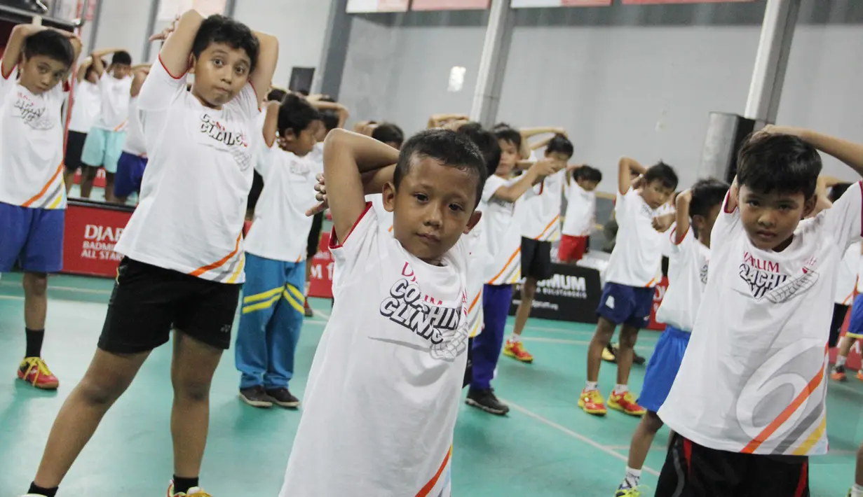 Para atlet muda bulu tangkis sedang mengikuti Coaching Clinic di Gor ASA Cilegon, Banten, Sabtu (14/3/2015). Kegiatan ini sebagai pemasalan bulutangkis keseluruh Indonesia. (Liputan6.com/Helmi Afandi)