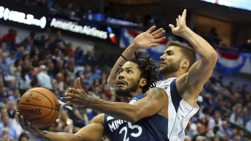 Aksi Derrick Rose (no 25) berduel dengan JJ Barea saat Timberwolves bertemu Mavericks di laga NBA