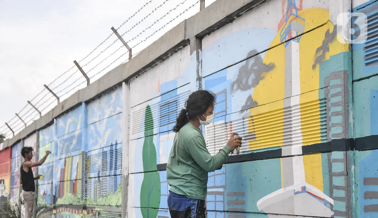 Petugas Penanganan Prasaranan dan Sarana Umum (PPSU) menyelesaikan pembuatan mural di Jalan RE Martadinata, Tanjung Priok, Jakarta Utara, Selasa (24/5/2022). Pembuatan mural di sepanjang Jalan RE Martadinata yang dilakukan oleh petugas PPSU dari 19 kelurahan di Jakarta Utara tersebut dalam rangka menyambut balapan Formula E dan HUT ke-495 Kota Jakarta. (merdeka.com/Iqbal S Nugroho)