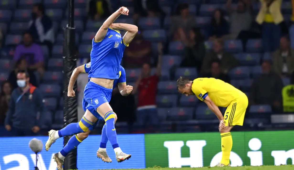 Pemain Ukraina Artem Dovbyk (tengah) melakukan selebrasi usai mencetak gol ke gawang Swedia pada pertandingan babak 16 besar Euro 2020 di Stadion Hampden Park, Glasgow, Selasa (29/6/2021). Ukraina menang 2-1. (Stu Forster/Pool via AP)