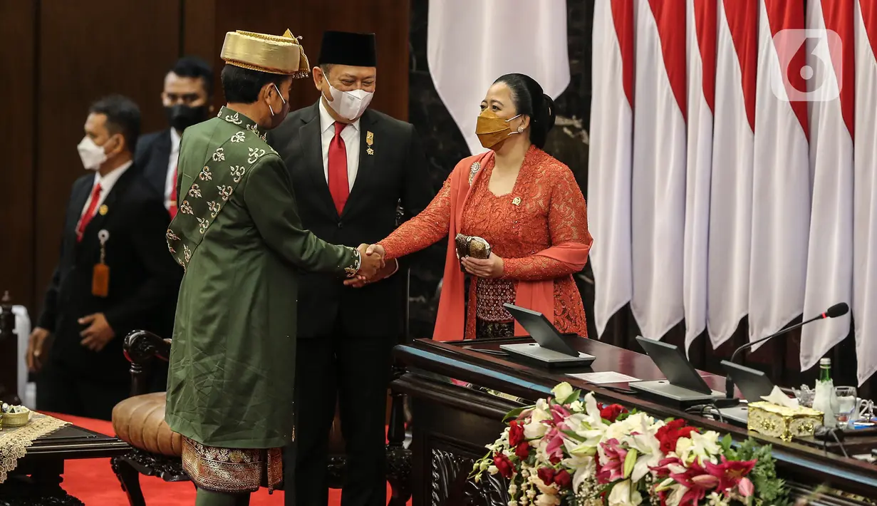 Presiden Joko Widodo (Jokowi) dan Ketua DPR Puan Maharani berjabat tangan saat Sidang Tahunan MPR dan Sidang Bersama DPR - DPD Tahun 2022 di Gedung Nusantara, Kompleks Parlemen, Senayan, Jakarta, Selasa (16/8/2022). Sidang dihadiri langsung oleh Presiden Joko Widodo (Jokowi), Wakil Presiden Ma'ruf Amin, serta jajaran menteri-menteri kabinet Jokowi serta para ketua lembaga. (Liputan6.com/Johan Tallo)