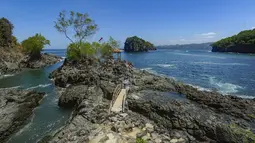 Sesuai namanya, Watu Pawon memiliki karakter bebatuan sebagai daya tarik utama. Garis pantainya sempit tetapi sangat eksotis, dipenuhi batu-batu berukuran beragam berbentuk oval yang menghiasi tepian laut. Di sekitarnya, gugusan karang yang menghadap Samudra Hindia menjadi panorama dramatis yang memanjakan mata. (merdeka.com/Arie Basuki)