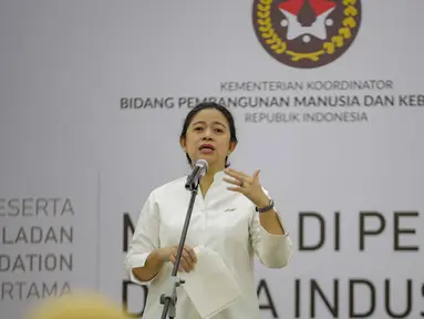 Menko PMK Puan Maharani memberi sambutan dalam penandatanganan beasiswa Teladan Tanoto Foundation di Kantor Kemenko PMK di Jakarta, Selasa (5/3). Puan memberi motivasi kepada 150 mahasiswa penerima program tersebut. (Liputan6.com/Faizal Fanani)