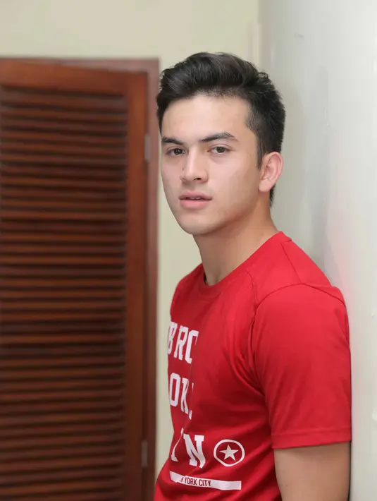 "Peran disini sebagai Dito. Cowok yang harus bersih, rapi, manja sama mamanya. Karena anak satu-satunya, ama mamanya selalu dikasih," kata Rizky Nazar di sela syuting Jodoh Yang Tertukar, di Cimanggis, Depok, Senin (4/9). (Nurwahyunan/Bintang.com)