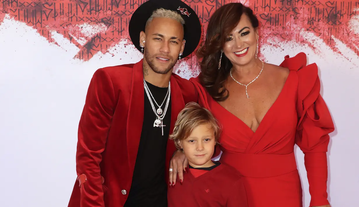 Pemain PSG, Neymar, berpose dengan ibu dan putranya saat merayakan pesta ulang tahun di Paris, Senin (4/1). Penyerang asal Brasil itu merayakan hari jadi yang ke-27 tahun dengan keadaan cedera. (AFP/Thomas Samson)