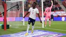 Bukayo Saka menjadi pemain kedua termuda yang menjadi starting eleven The Three Lions. Dirinya berumur 19 tahun dan 290 hari, kalah satu tahun 11 hari dari Chamberlain saat menjadi starter pada Euro 2012. (Foto: AFP/Pool/Lindsey Parnaby)