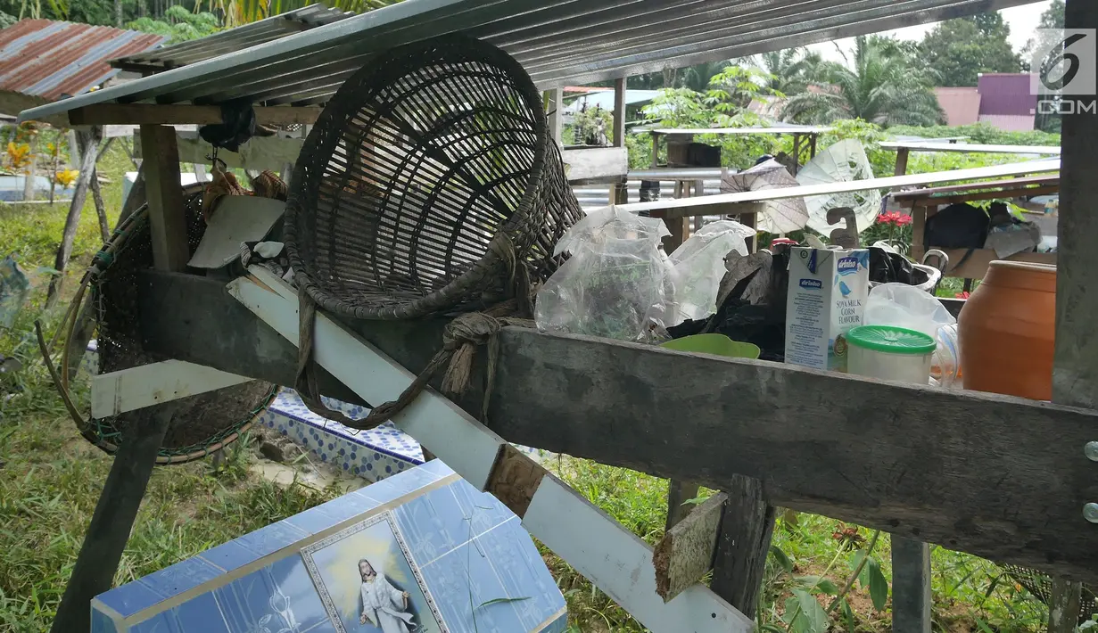 Barang-barang peninggalan di Dango Subur di desa Sebatih, Kecamatan Sengah Temila, Kabupaten Landak, Kalimantan Barat, 8 gustus 2019. Dango Subur atau rumah kuburan ini menyimpan perlengkapan dan peralatan semasa hidup untuk menjadi bekal untuk almarhum di alam lain. (Liputan6.com/Herman Zakharia)
