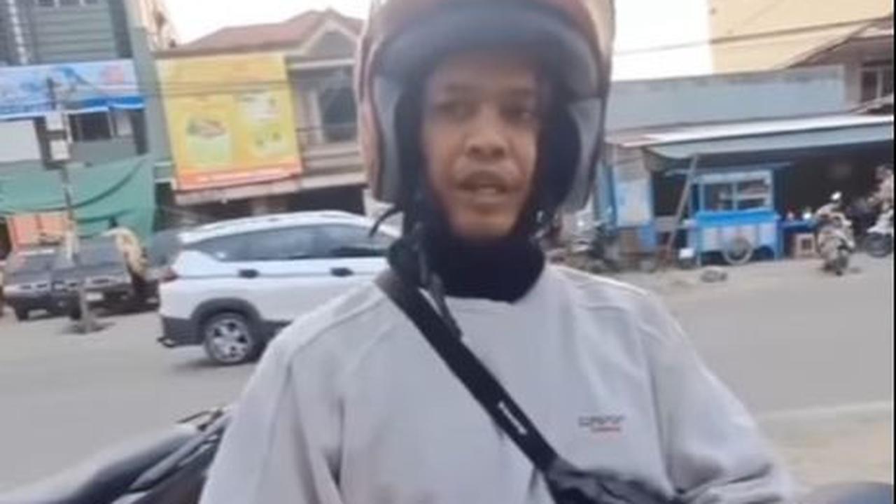"Tadi malam ini (hilangnya). Lillahi Ta'ala," kata pemuda itu coba meyakinkan.<br>