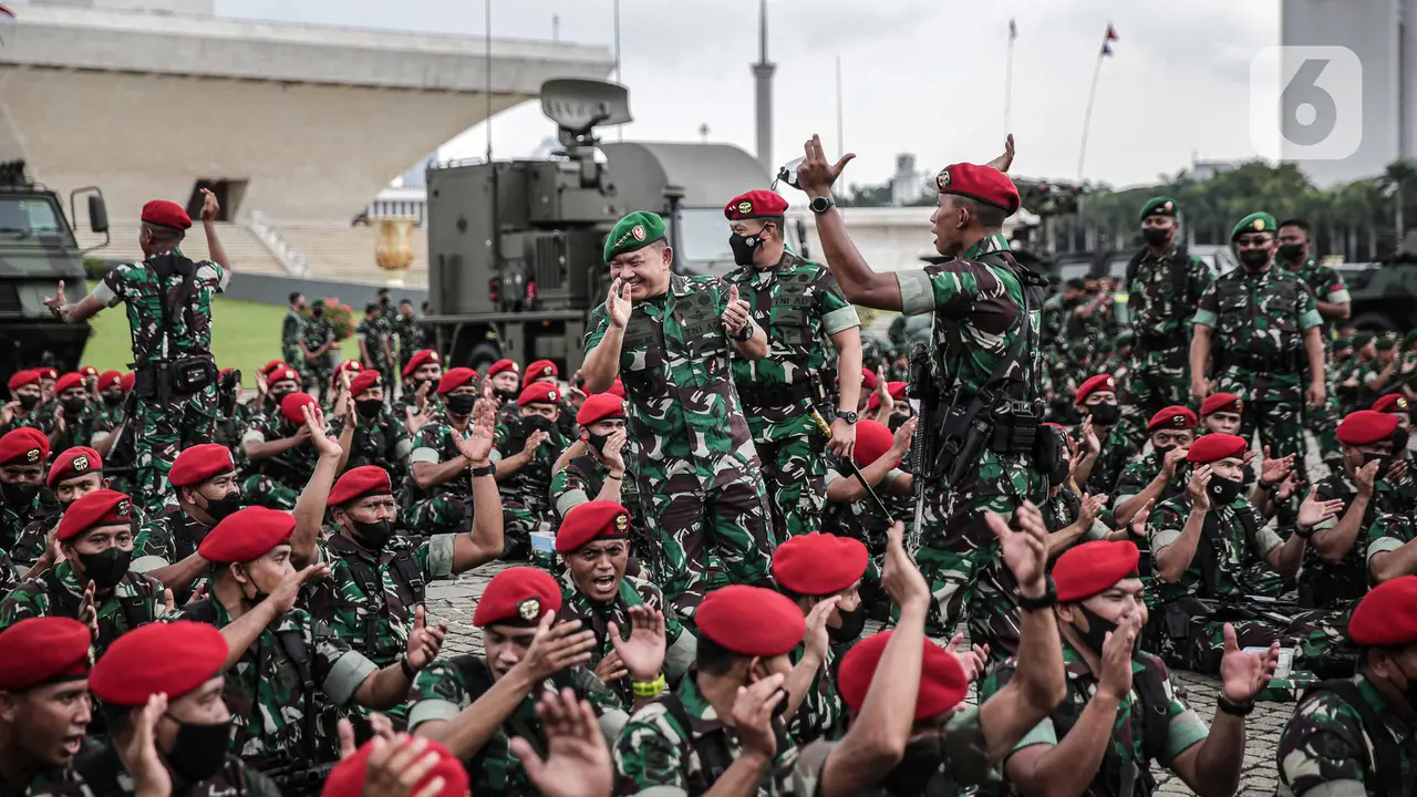 FOTO: Jenderal Dudung Tinjau Kesiapan Pasukan Usai Apel di Monas