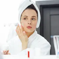 Dengan perawatan yang tepat, kamu bisa memperlambat munculnya tanda-tanda tersebut dan tetap tampil segar. Salah satu bahan aktif yang sudah terbukti efektif untuk melawan penuaan kulit adalah retinol. [Dok/Neutrogena].