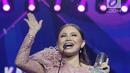 Penyanyi Rossa memberikan pidato kemenangan setelah menerima penghargaan dalam ajang musik SCTV Music Awards 2019 di Studio 6 Emtek City, Jakarta, Jumat (26/4). Rossa menyabet piala penghargaan penyanyi solo wanita paling ngetop SCTV Music Awards 2019. (Fimela.com/Bambang E. Ros)