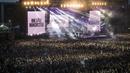 Ribuan penonton memadati konser bertajuk "One Love Manchester" di Manchester, (4/6). Konser yang dimeriahkan sejumlah musisi ternama itu untuk mengenang dan menggalang dana bagi para korban bom di konser Ariana Grande 22 Mei silam. (Danny Lawson/POOL/AFP)