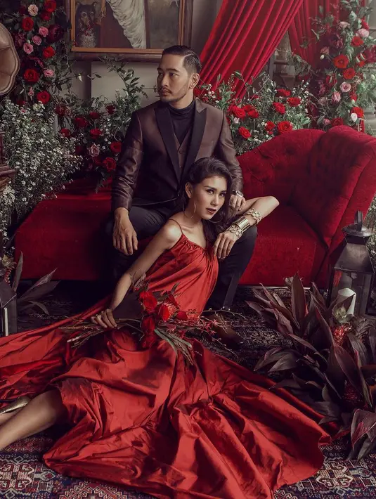 Berbagai persiapan terus dilakukan jelang hari bahagianya yang akan digelar di Bandung. Belum lama ini, keduanya melakukan foto prewedding. Beberapa foto dibagikan dalam akun Instagram belum lama ini. (Instagram/syahnazs)