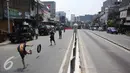 Jalan di Kampung Pulo terlihat sepi usai bentrok antara warga dengan Satpol PP, Jakarta, Jumat (21/8/2015). Sebelumnya, warga bersikeras menolak penggusuran rumah mereka oleh petugas Satpol PP. (Liputan6.com/Gempur Surya)