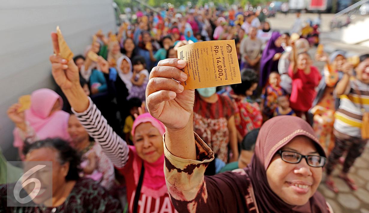 Warga menunjukkan kupon minyak goreng murah pada acara Bazar Rakyat di Rusun Marunda, Jakarta Utara, Kamis (30/6).Sepanjang tahun 2016 Sinar Mas telah menyalurkan sekitar 310 ribu liter minyak goreng kemasan. (Liputan6.com/Angga Yuniar)