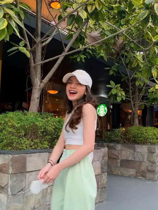 <p>Crop top, loose pants dan topi adalah kombinasi yang tepat untuk kamu yang ingin memulai hari di Bali dengan bermain golf. (instagram/bellagap)</p>