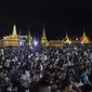Demonstran pro-demokrasi menghadiri protes di Sanam Luang dengan The Grand Palace menyala di latar belakang di Bangkok, Thailand (19/9/2020). (AP Photo/Sakchai Lalit)