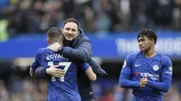 Manajer Chelsea Frank Lampard memeluk pemainnya Mateo Kovacic usai mengalahkan Tottenham Hotspur 2-1 dalam lanjutan Liga Inggris di Stamford Bridge, Sabtu (22/2/2020).(AP Photo/Kirsty Wigglesworth)