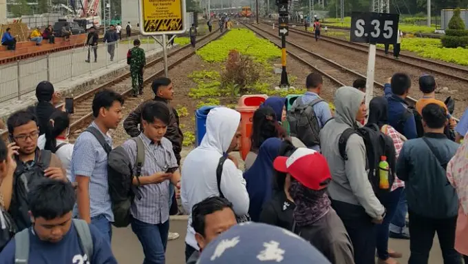 Suasana Stasiun Manggarai, Selasa (3/10/2017) pagi. (Foto: Gadis Abdul/Bintang.com)