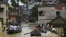 Warga menaiki perahu di atas jalan yang terendam banjir menyusul hujan lebat di Ghatal, distrik Paschim Medinipur, sekitar 100 km dari Kolkata (2/8/2021). Banjir parah akibat hujan lebat membuat jalanan di Ghatal berubah bak sungai. (AFP/Dibyangshu Sarkar)