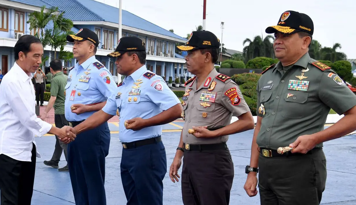 Presiden Joko Widodo bersiap menaiki pesawat kepresidenan di Lanud Halim Perdanakusuma, Jakarta, Minggu (21/1). Jokowi bertolak ke Provinsi Lampung antara lain dalam rangka peresmian salah satu ruas Jalan Tol Trans Sumatera. (Foto: Biro Pers Setpres)