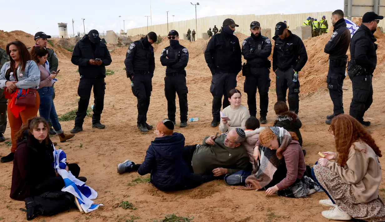Menurut media Israel, para pengunjuk rasa telah mengepung truk-truk kemanusiaan yang hendak memasuki Gaza, mereka menuntut agar bantuan dihentikan sampai para tawanan yang tersisa dibebaskan. (Menahem Kahana/AFP)