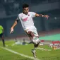 Pemain PSM Makassar, Yakob Sayuri berusaha mengontrol bola saat laga pekan ke-10 BRI Liga 1 2022/2023 antara Dewa United FC melawan PSM Makassar di Stadion Indomilk Arena, Tangerang, Kamis (15/9/2022). (Bola.com/Bagaskara Lazuardi)