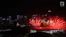 Pemandangan menakjubkan saat pesta kembang api dalam pembukaan Asian Games 2018 di Stadion Utama Gelora Bung Karno (SUGBK), Senayan, Jakarta, Sabtu (18/8). (Liputan6.com/JohanTallo)