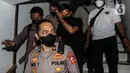 Ajudan Irjen Pol Ferdy Sambo, Bhayangkara Dua Richard Eliezer Pudihang Lumiu atau Bharada E (baju hitam) berjalan keluar usai pemeriksaan di Kantor Komnas HAM, Jakarta, Selasa (26/7/2022). Bharada E keluar dengan pengawalan dan tanpa mengucapkan apapun. (Liputan6.com/Johan Tallo)
