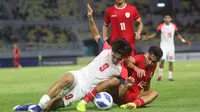 Pemain Timnas Indonesia U-19, Welber Jardim (kanan) berebut bola dengan pemain Filipina U-19, John Koyama pada laga Grup A Piala AFF U-19 2024 di Stadion Gelora Bung Tomo, Surabaya, Rabu (17/7/2024). (Bola.com/Aditya Wany)