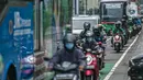 Sejumlah kendaraan terjebak kemacetan di Jalan MH Thamrin, Jakarta, Kamis (15/4/2021). Penumpukan kendaraan pada jam menjelang buka puasa menyebabkan terjadinya kemacetan di sejumlah ruas jalan di Ibu Kota. (Liputan6.com/Faizal Fanani)