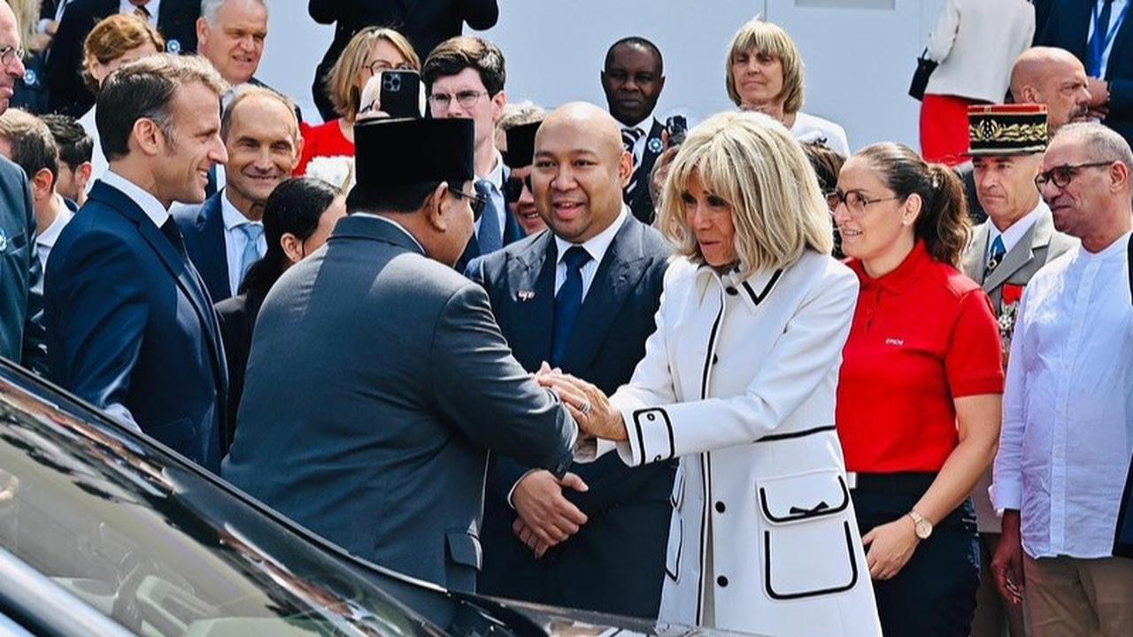 VIDEO: Momen Akrab Prabowo dengan Macron, Didit dan Brigitte Cipika Cipiki Usai Bastille Day