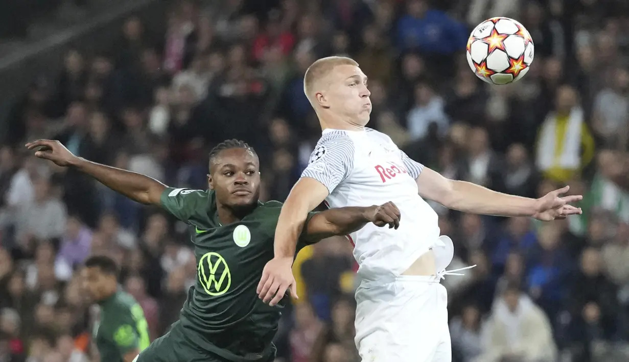 Bek RB Salzburg, Rasmus Kristensen mengontrol bola dari kawalan pemain Wolfsburg, Ridle Baku pada pertandingan Grup G Liga Champions di stadion Salzburg, Austria, Rabu (20/10/2021). Salzburg menang atas Wolfsburg 3-1. (AP Photo/Matthias Schrader)