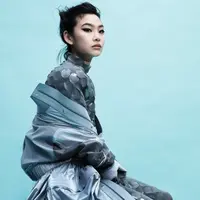 Gaya futuristiknya juga semakin mendukung aksinya dengan makeup yang memukau.  [Foto: Instagram/ELLE USA]