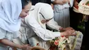 Aktris dan penyanyi senior, Dewi Yull menghadiri pemakaman jenazah mantan suaminya, Ray Sahetapy di TPU Tanah Kusir, Jakarta Selatan, Jumat (4/4/2025). (KapanLagi.com/Budy Santoso)