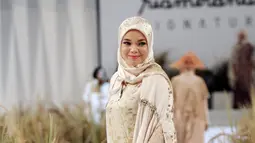 Aktris Dewi Sandra menjadi muse rancangan Ria Miranda di koleksi terbarunya. (Liputan6.com/Pool/Ria Miranda)