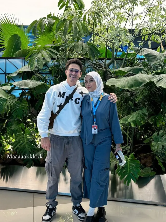 Awkarin berangkat umroh bareng ayah ibu